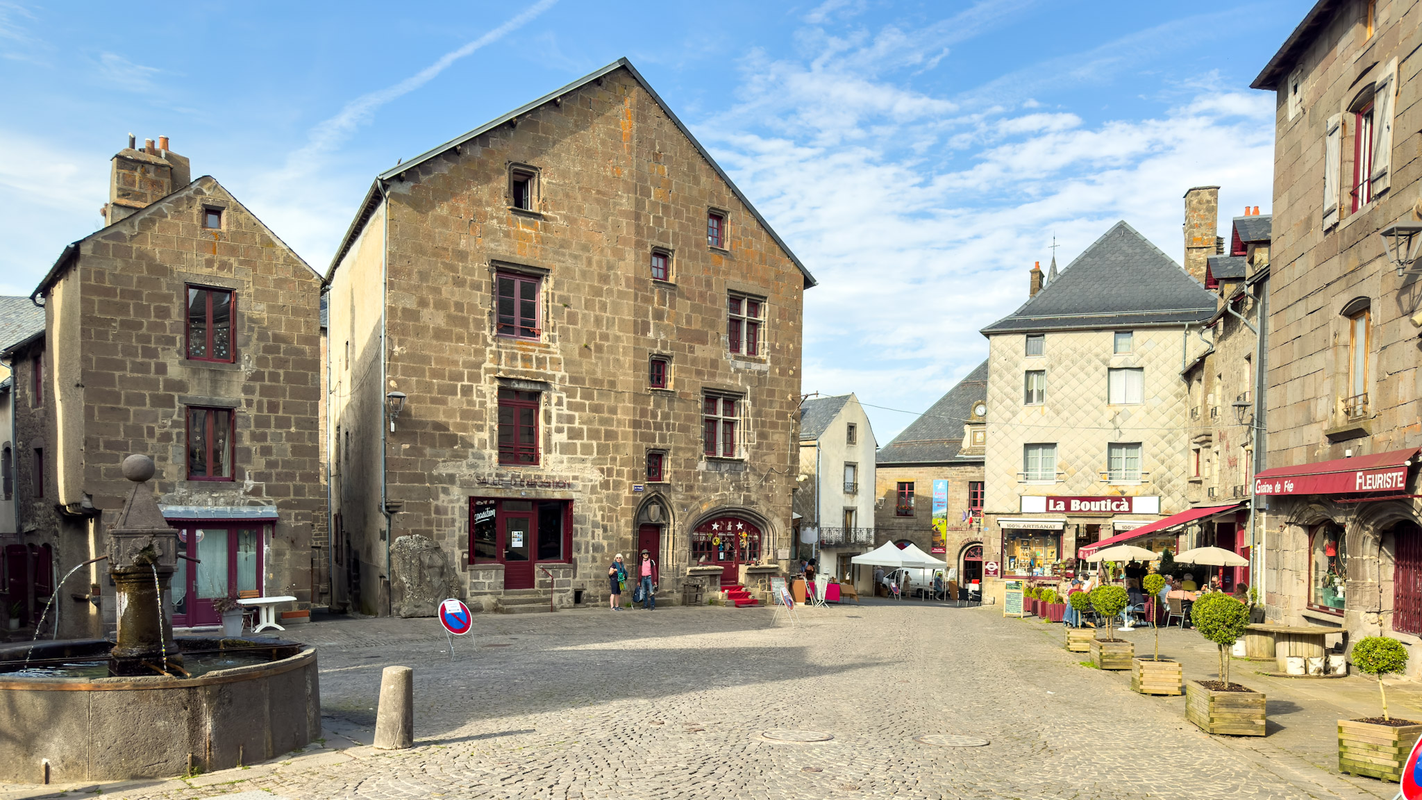 Besse et Saint Anastaise, Place du Docteur Alfred Pipet