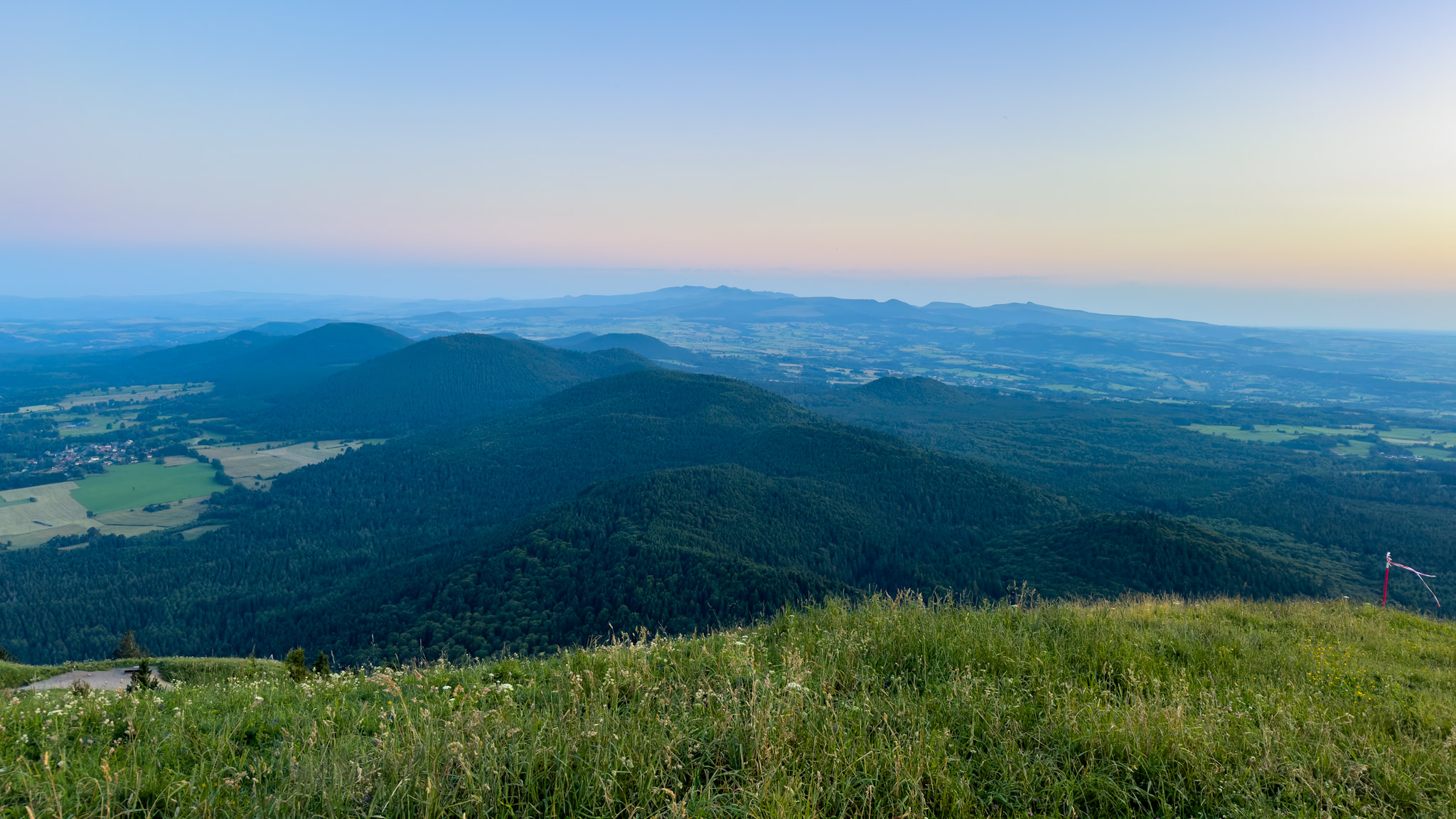 Nighttime openings at Puy de Dôme and the Monts Dore Massif