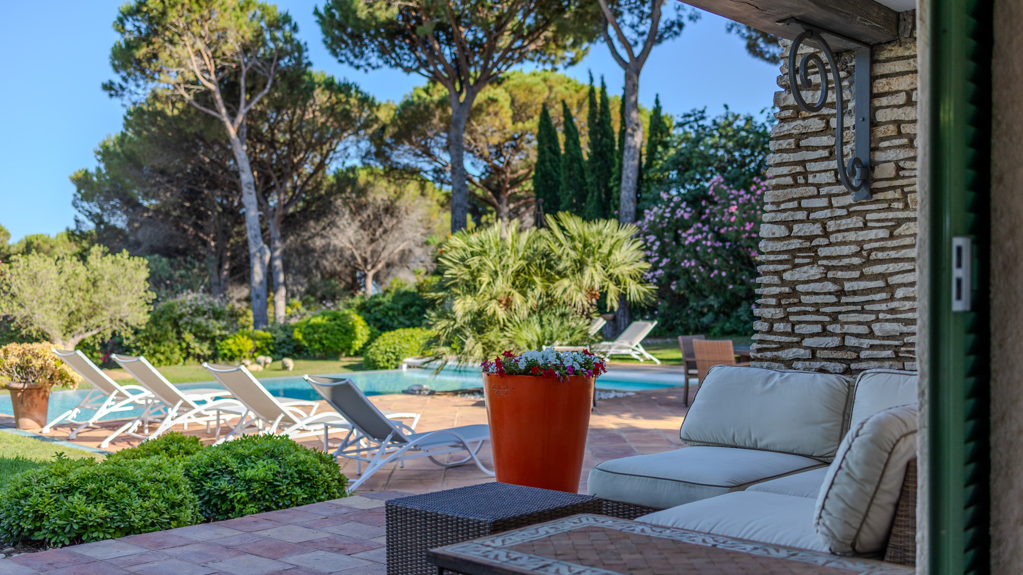 Charming villa and its outdoor lounge in Sainte Maxime