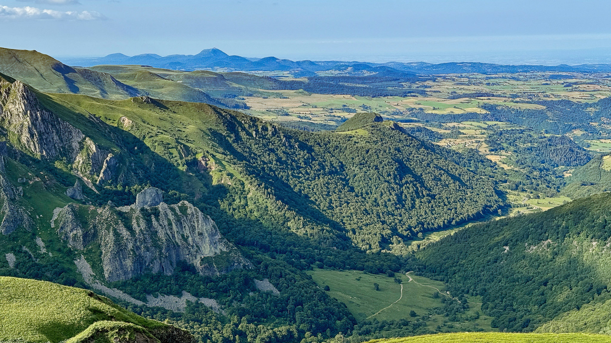 Puy de Sancy, Vallée de Chaudefour at the summit of Puy de la Perdrix