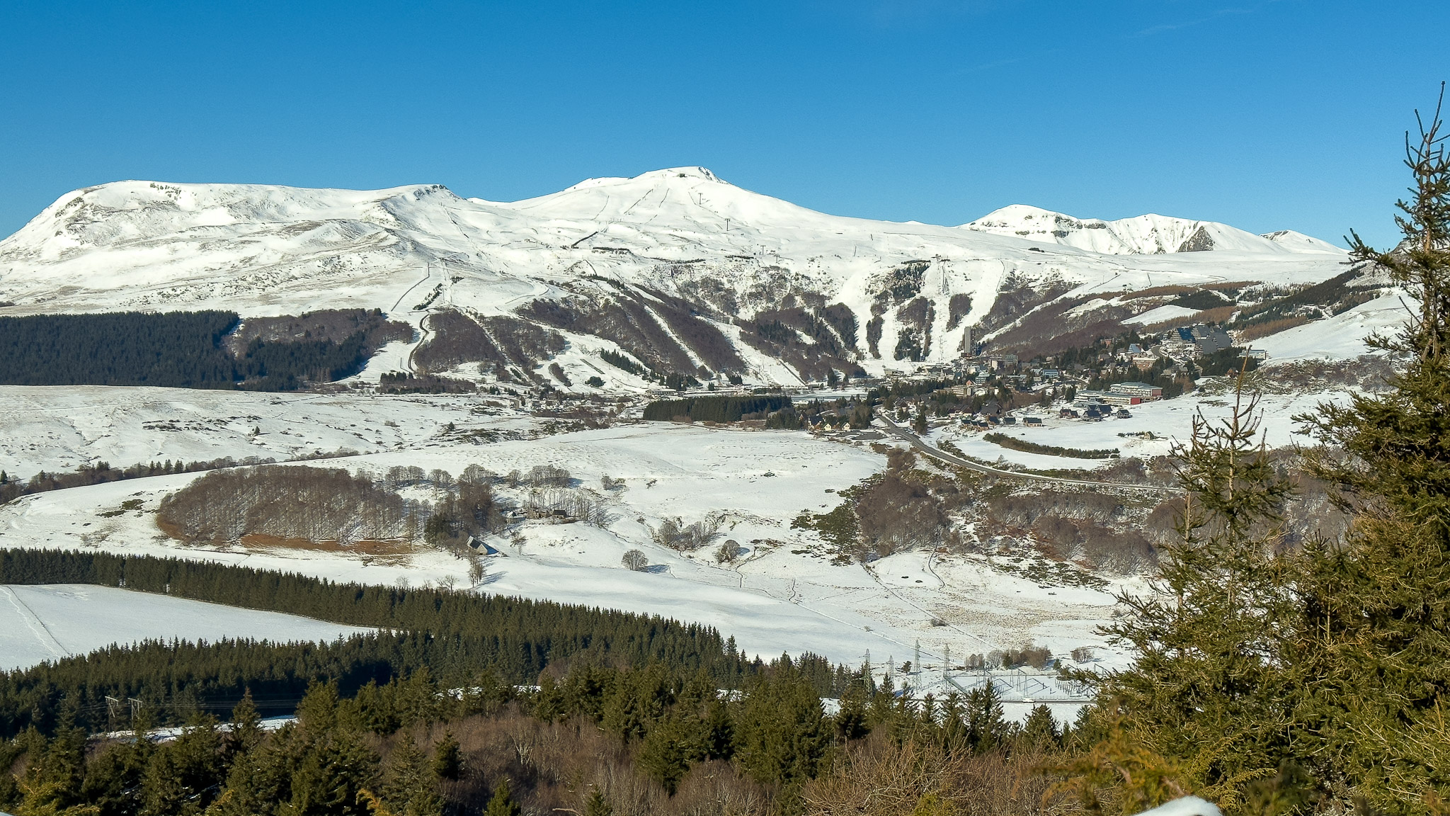 At the top of the Puy de Montchal, panorama of the Super Besse resort