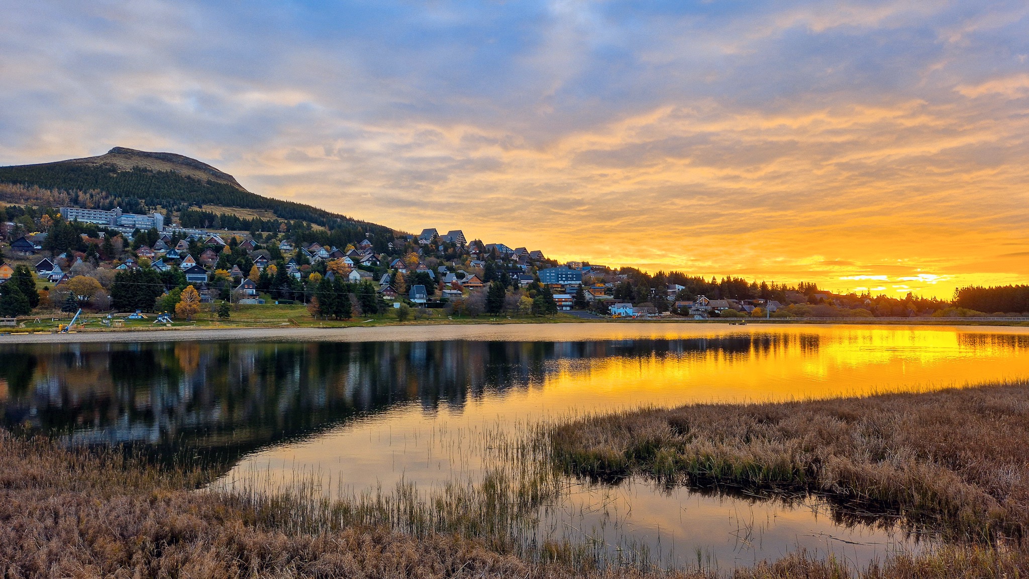 Romantic stroll around Lac des Hermines in Super Besse