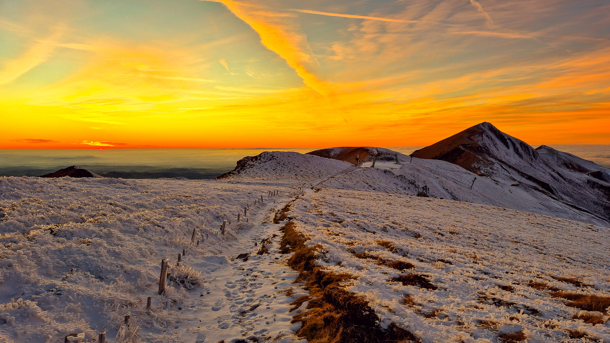 Puy Ferrand, Sea of ​​Clouds on the Sancy at sunset