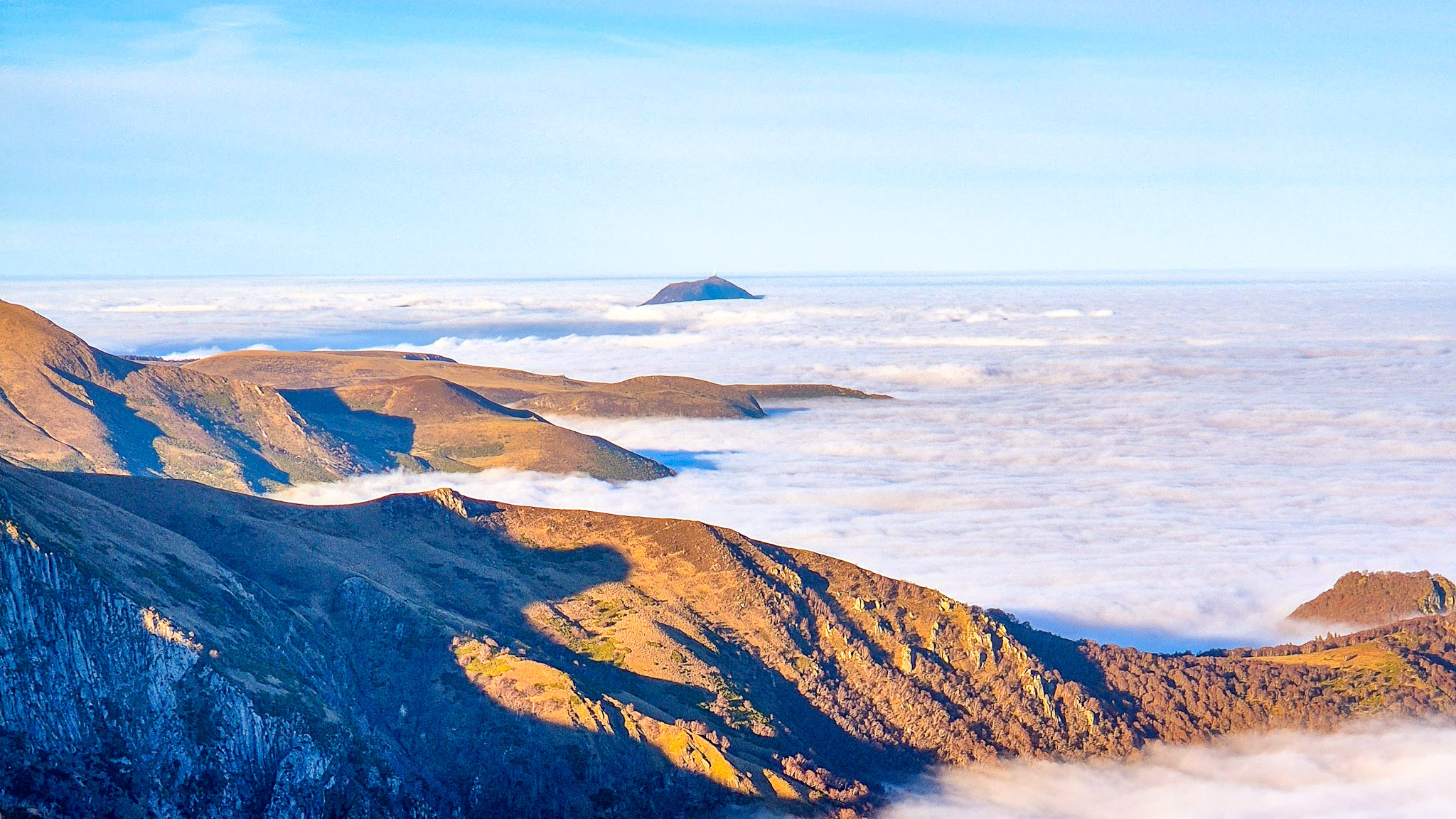 Sea of ​​clouds between Sancy and Puy de Dôme