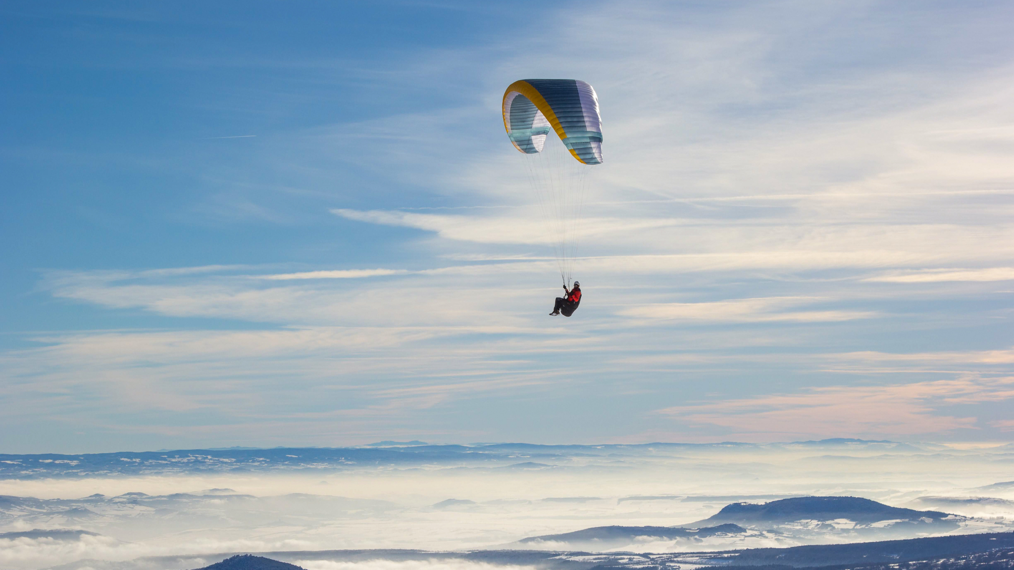 Paragliding above a Sea of ​​Clouds at the top of the Puy de Dôme