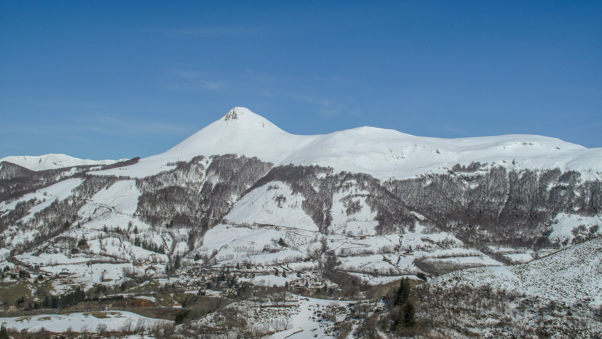 Puy Griou under the snow