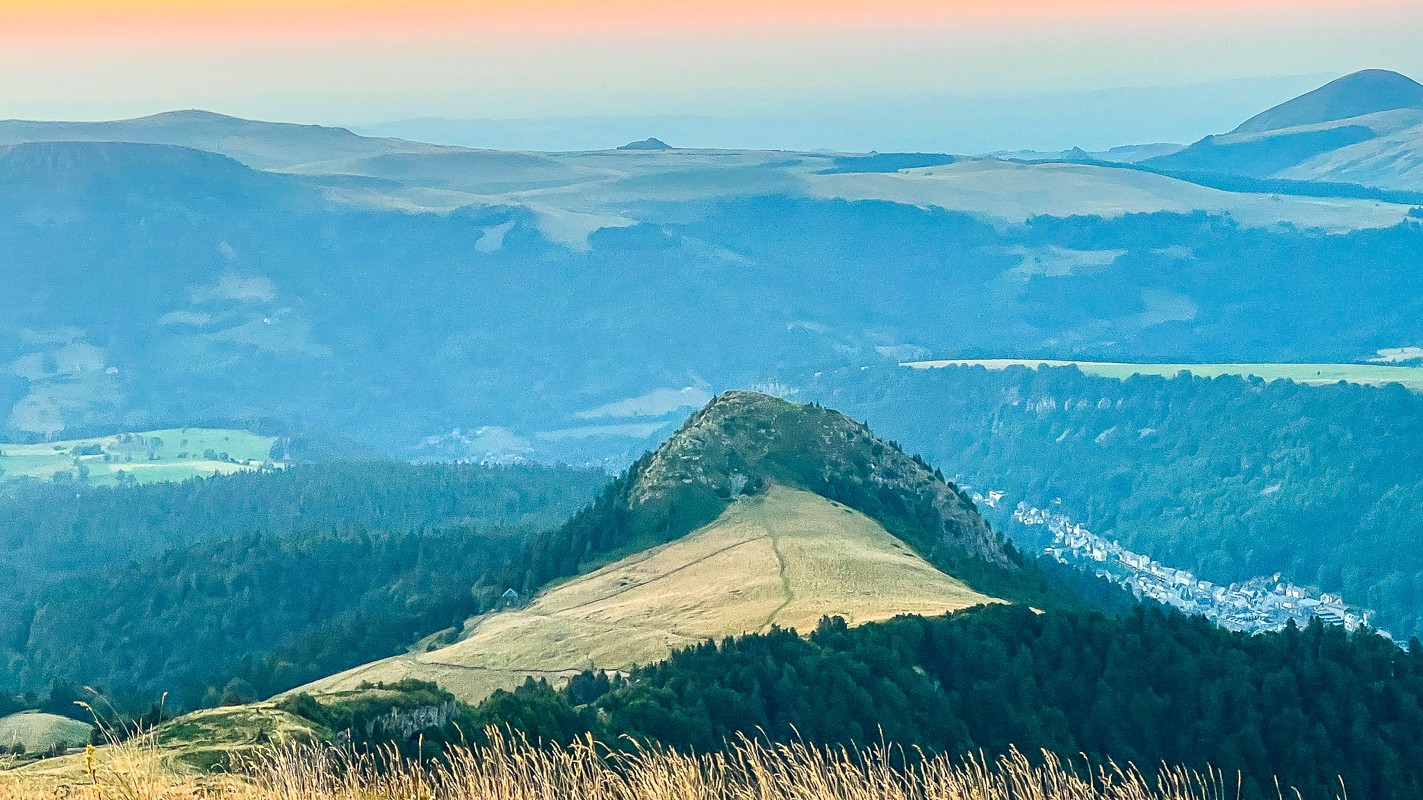 Puy de Cliergue at the summit, view of the Pic de Capucin