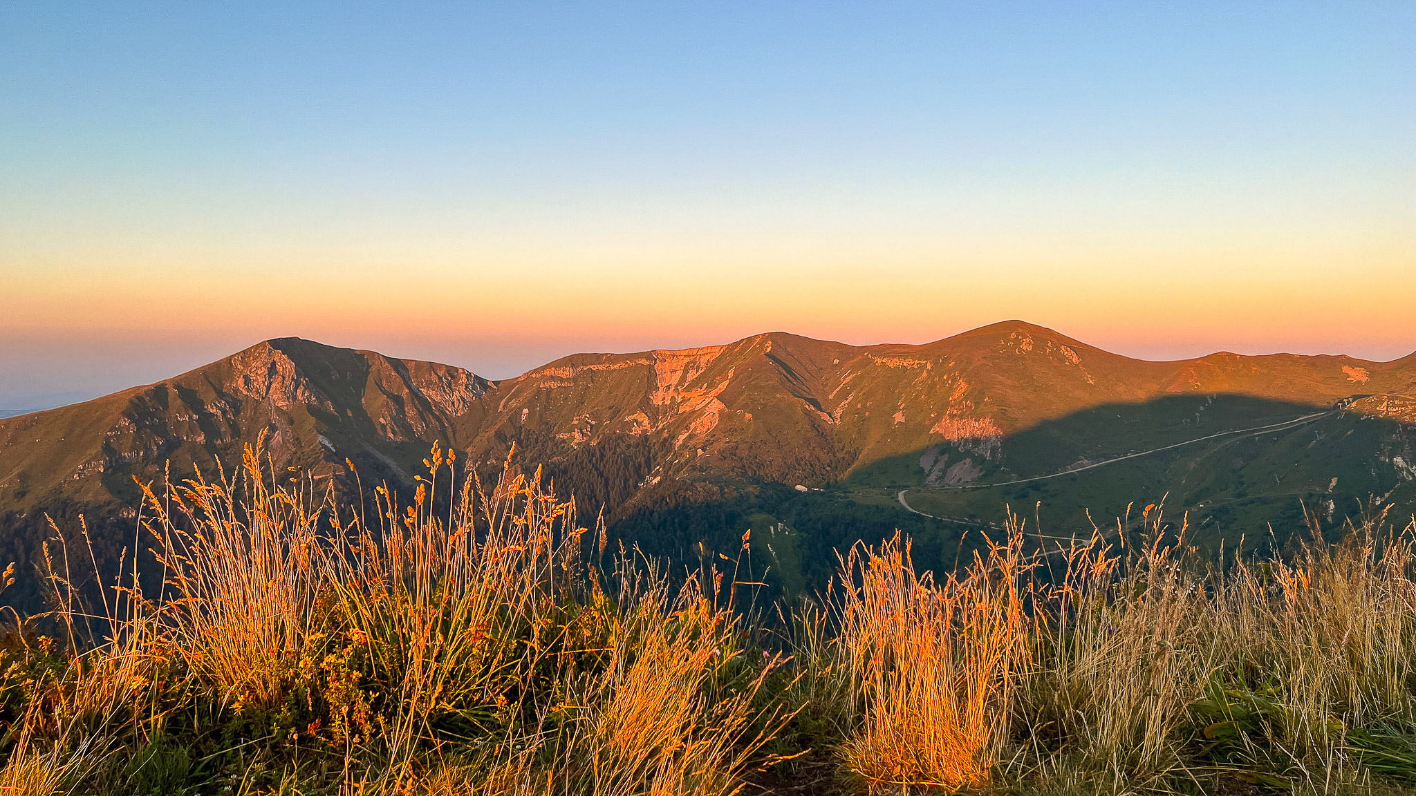 From Roc de Cuzeau to Puy des Crebasses